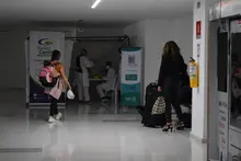 A viajeros nacionales e internacionales se les toman pruebas de Covid - 19