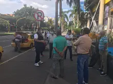 Los taxistas refuerzan el autocuidado para prevenir contagios durante la pandemia 