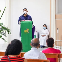 Pedagogía de autocuidado en iglesia por el Alcalde Ospina
