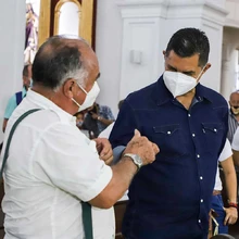 Pedagogía de autocuidado en iglesia por el Alcalde Ospina