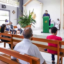 Pedagogía de autocuidado en iglesia por el Alcalde Ospina