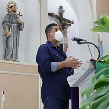 Pedagogía de autocuidado en iglesia por el Alcalde Ospina