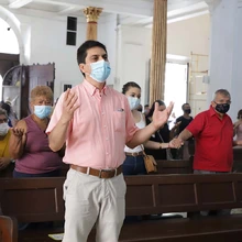 Pedagogía de autocuidado en iglesia por el Alcalde Ospina