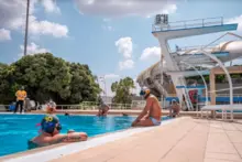 Los deportistas de alto rendimiento continúan entrenamientos en la renovada piscina de rugby