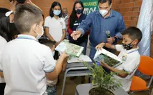 Con siembra de árboles, niños celebran su nueva sede educativa
