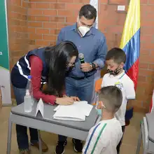 Con siembra de árboles, niños celebran su nueva sede educativa