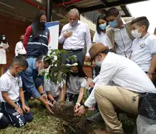 Con siembra de árboles, niños celebran su nueva sede educativa