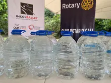 Donación de agua potable refuerza el regreso a clases con alternancia en el sector oficial