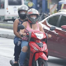 Motociclistas que no porten correctamente el casco serán multados