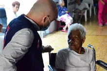 Comenzó la vacunación contra la covid-19 a mayores de 80 años en Cali