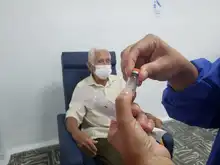 Salud Pública realiza vacunación en adultos mayores de 80 años de manera extramural