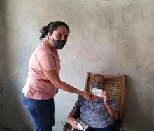 Salud Pública realiza vacunación en adultos mayores de 80 años de manera extramural
