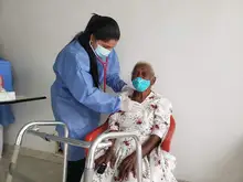 Salud Pública realiza vacunación en adultos mayores de 80 años de manera extramural