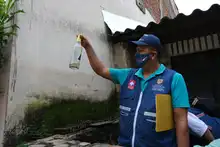 En vía a Cristo Rey, Salud Pública hace control a criaderos del zancudo transmisor del dengue 