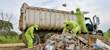 Jornada de remoción de residuos de construcción y demolición en Navarro
