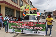 El humedal Isaías Duarte Cancino se vistió de fiesta con su carnaval por el agua.