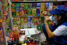 Autoridades decomisan productos naturales sin registro sanitario y de dudosa procedencia