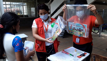 Niños y niñas del albergue temporal reciben kits escolares para continuar con sus estudios