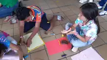 Niños y niñas del albergue temporal reciben kits escolares para continuar con sus estudios