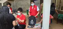 Niños y niñas del albergue temporal reciben kits escolares para continuar con sus estudios