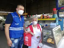 Preparación en plazas de mercado para recibir compradores en Semana Santa