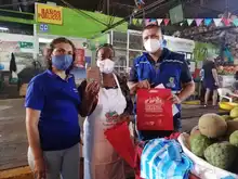 Preparación en plazas de mercado para recibir compradores en Semana Santa