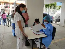 Profesionales de la salud invitan a los caleños a vacunarse contra la covid-19