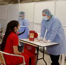 Camila recibió la vacuna contra el covid-19 y ahora es ejemplo para sus pacientes