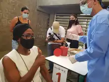 Adultos mayores de 65 años cumplen su cita para ser vacunados contra la covid-19