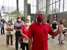 Adultos mayores de 65 años cumplen su cita para ser vacunados contra la covid-19