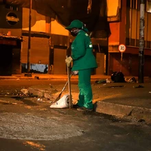 Una noche por el centro de Cali acompañando la jornada de limpieza