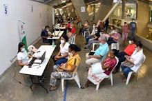Docentes mayores de 65 años ya están recibiendo primera dosis de vacunación contra covid-19