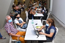 Docentes mayores de 65 años ya están recibiendo primera dosis de vacunación contra covid-19