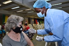 Docentes mayores de 65 años ya están recibiendo primera dosis de vacunación contra covid-19