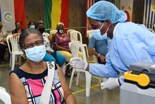 Docentes mayores de 65 años ya están recibiendo primera dosis de vacunación contra covid-19