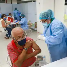 Adultos mayores con dificultades de movilidad están satisfechos por la atención especial en megacentros