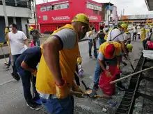 La EMRU, apoya la limpieza de las estaciones del MIO, que acompañan a Ciudad Paraíso.  