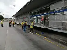 La EMRU, apoya la limpieza de las estaciones del MIO, que acompañan a Ciudad Paraíso.  