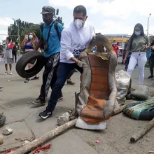 Jóvenes del oriente caleño izaron la bandera de Colombia al derecho