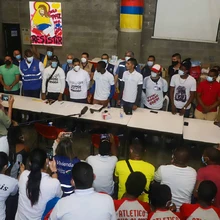 Jóvenes del oriente caleño izaron la bandera de Colombia al derecho