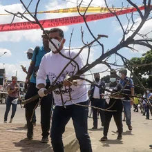 Jóvenes del oriente caleño izaron la bandera de Colombia al derecho