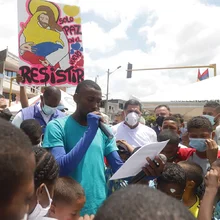 Jóvenes del oriente caleño izaron la bandera de Colombia al derecho
