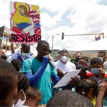 Jóvenes del oriente caleño izaron la bandera de Colombia al derecho