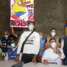 Jóvenes del oriente caleño izaron la bandera de Colombia al derecho