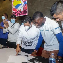 Jóvenes del oriente caleño izaron la bandera de Colombia al derecho