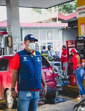 Gestión del Riesgo acompaña a los ciudadanos que esperan combustible para sus vehículos