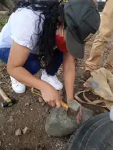 Mediante un taller de crianza de suelo y conexión con la tierra, la comuna 8 aprovecha residuos orgánicos