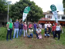 Mediante un taller de crianza de suelo y conexión con la tierra, la comuna 8 aprovecha residuos orgánicos