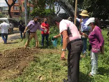 Mediante un taller de crianza de suelo y conexión con la tierra, la comuna 8 aprovecha residuos orgánicos