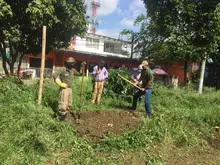 Mediante un taller de crianza de suelo y conexión con la tierra, la comuna 8 aprovecha residuos orgánicos